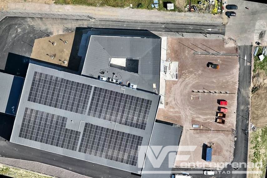Industribyggnad med asfaltplan och upplagsyta