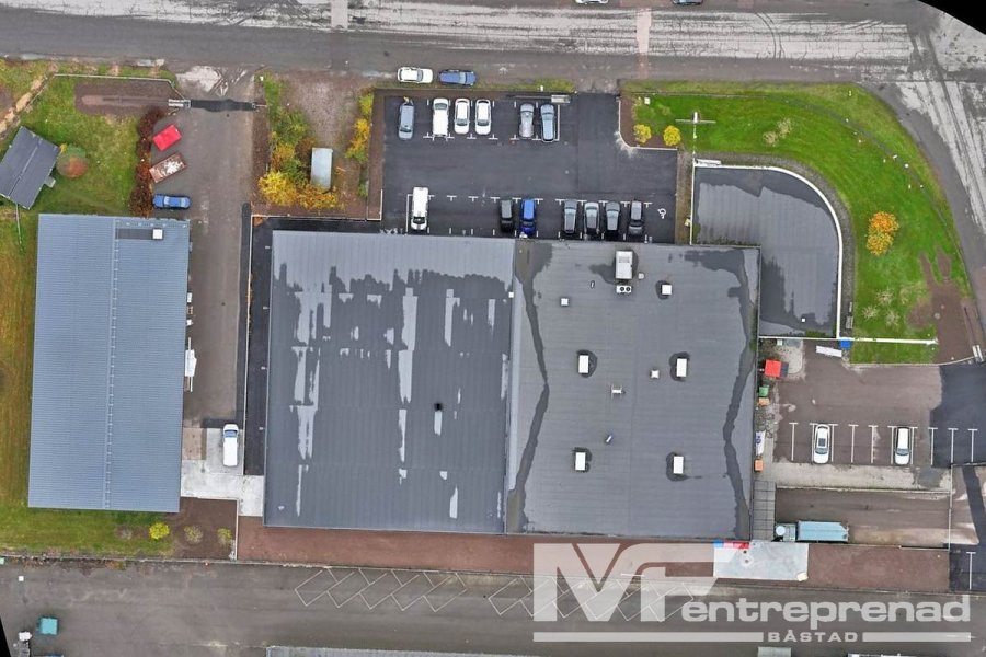 Verksamhetsbyggnad med parkering och uppställningsyta