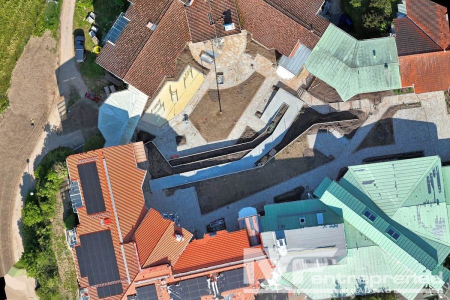 Ledningsschakt och ytor på innergård