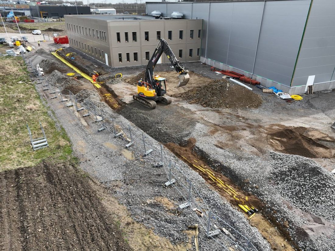 Kabelschakt längs ny industribyggnad