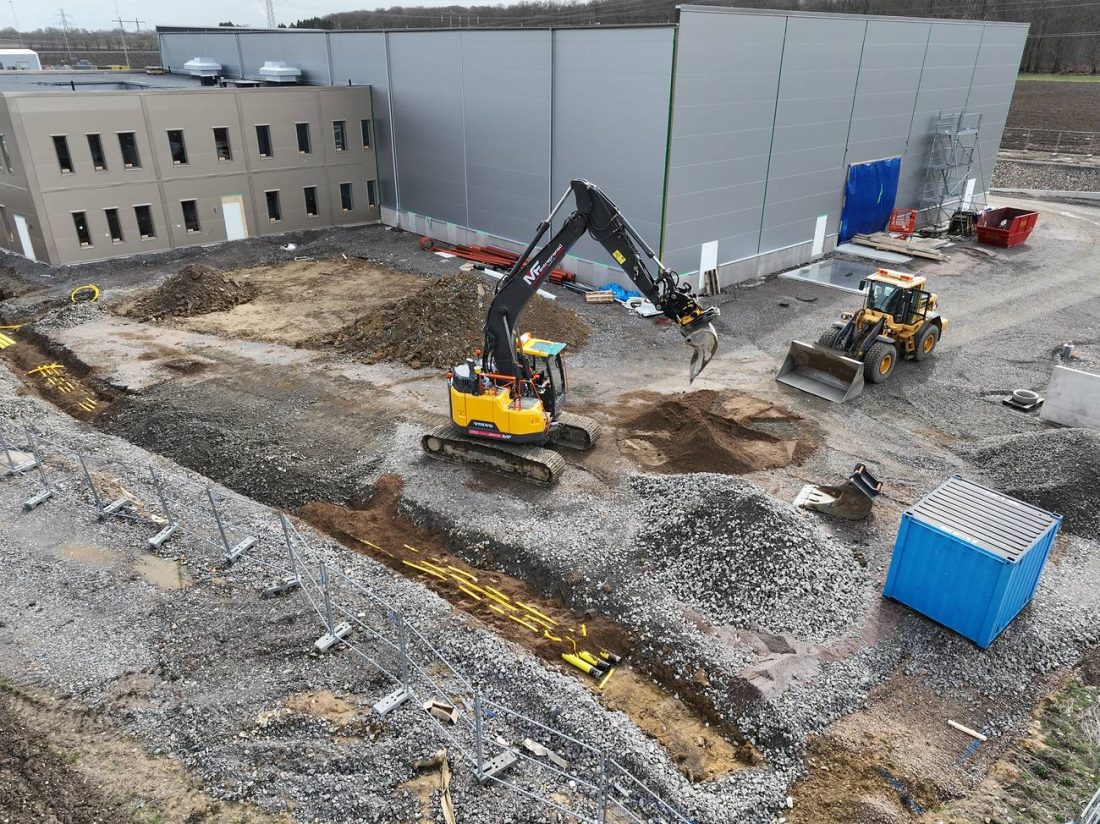 Grävmaskin och hjullastare vid kabelschakt