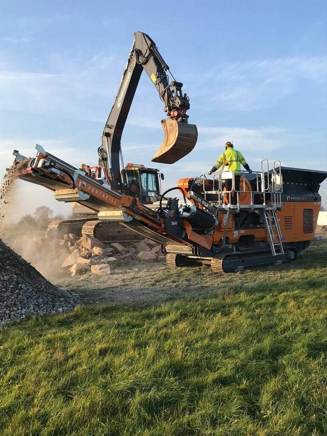 Mobilt krossverk som krossar sten på plats