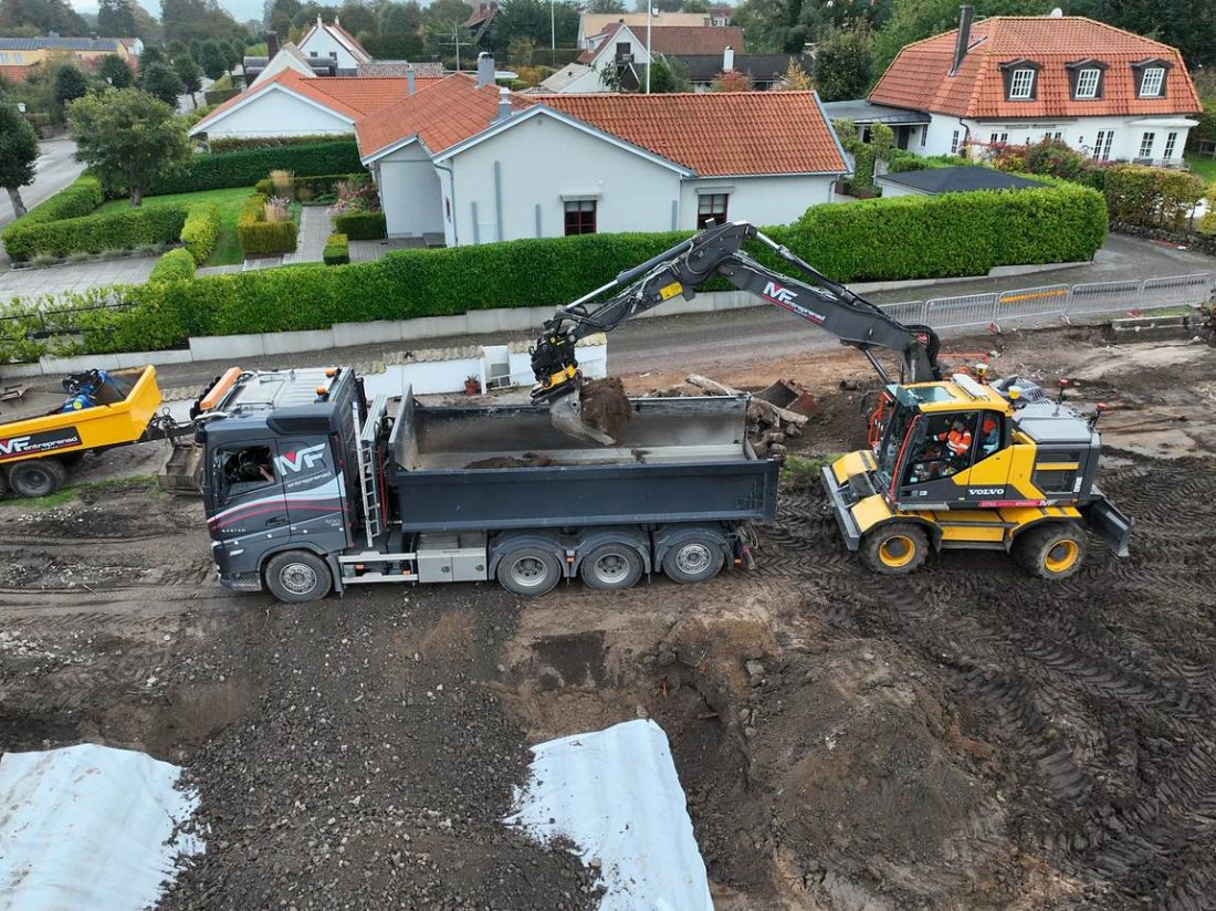 Lastbil tippar bärlager på arbetsplatsen