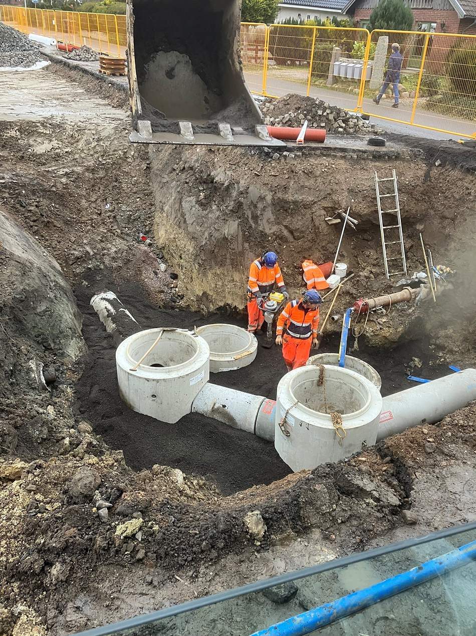 Brunnar och ledningar sätts i djupt VA-schakt